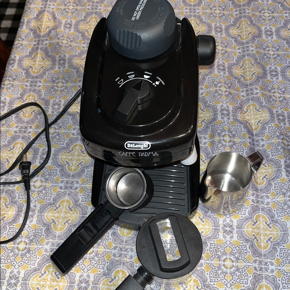 DeLonghi Caffè Parma Espresso & Cappuccino Machine. Black. Has frothing pot. EUC